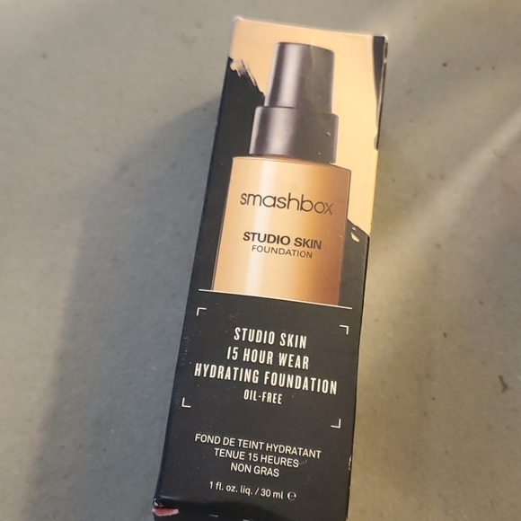 15 hour wear hydrating foundation - Picture 2 of 5